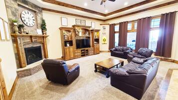 Älytelevisio, takka, DVD-soitin, pöytäjalkapallopöytä