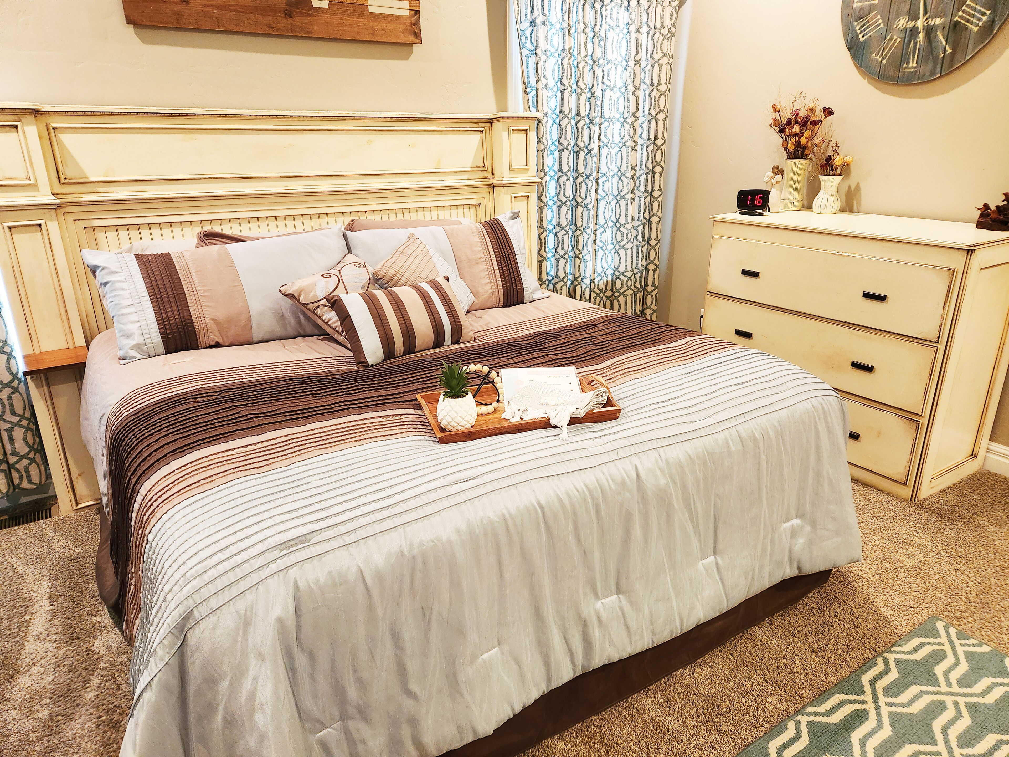 6 makuuhuonetta, työpöytä, silitysrauta/-lauta, vauvan matkasänky