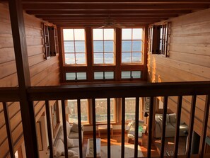 Télévision, lecteur de DVD, table de tennis de table, livres