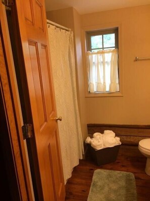 Secadora de cabello, toallas, papel de baño 