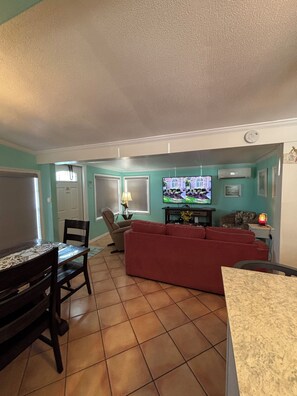 Smart TV, DVD player, table tennis, books - 35' Seawall Sparkling , 30min from Keywest, WIFI, BBQ Grill, Pool (CUDJOE KEY)