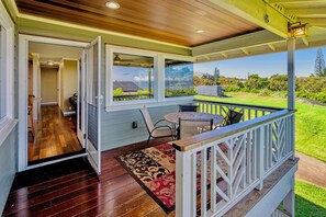 Outdoor dining - Upcountry Short Term Rental Home with Ocean and Mt Views, Close to Makawao Town. (Makawao)