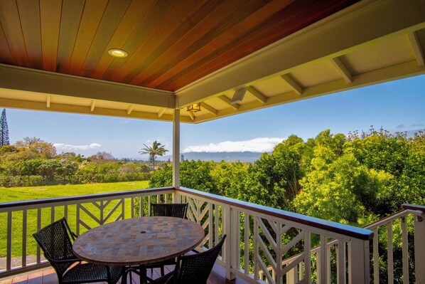 Outdoor dining - Upcountry Short Term Rental Home with Ocean and Mt Views, Close to Makawao Town. (Makawao)