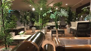 Lobby sitting area - Hotel AVANCER Osaka Temma -Adult Only (Osaka)