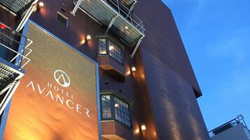 Bagian depan properti - sore/malam