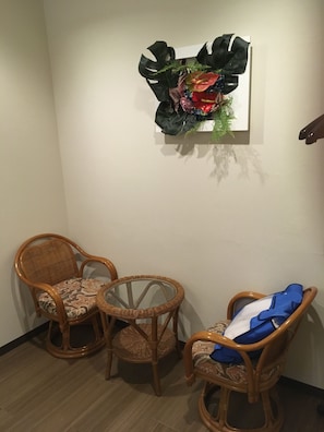 Habitación estándar doble, 1 cama de matrimonio | Zona de estar | Una televisión de pantalla plana