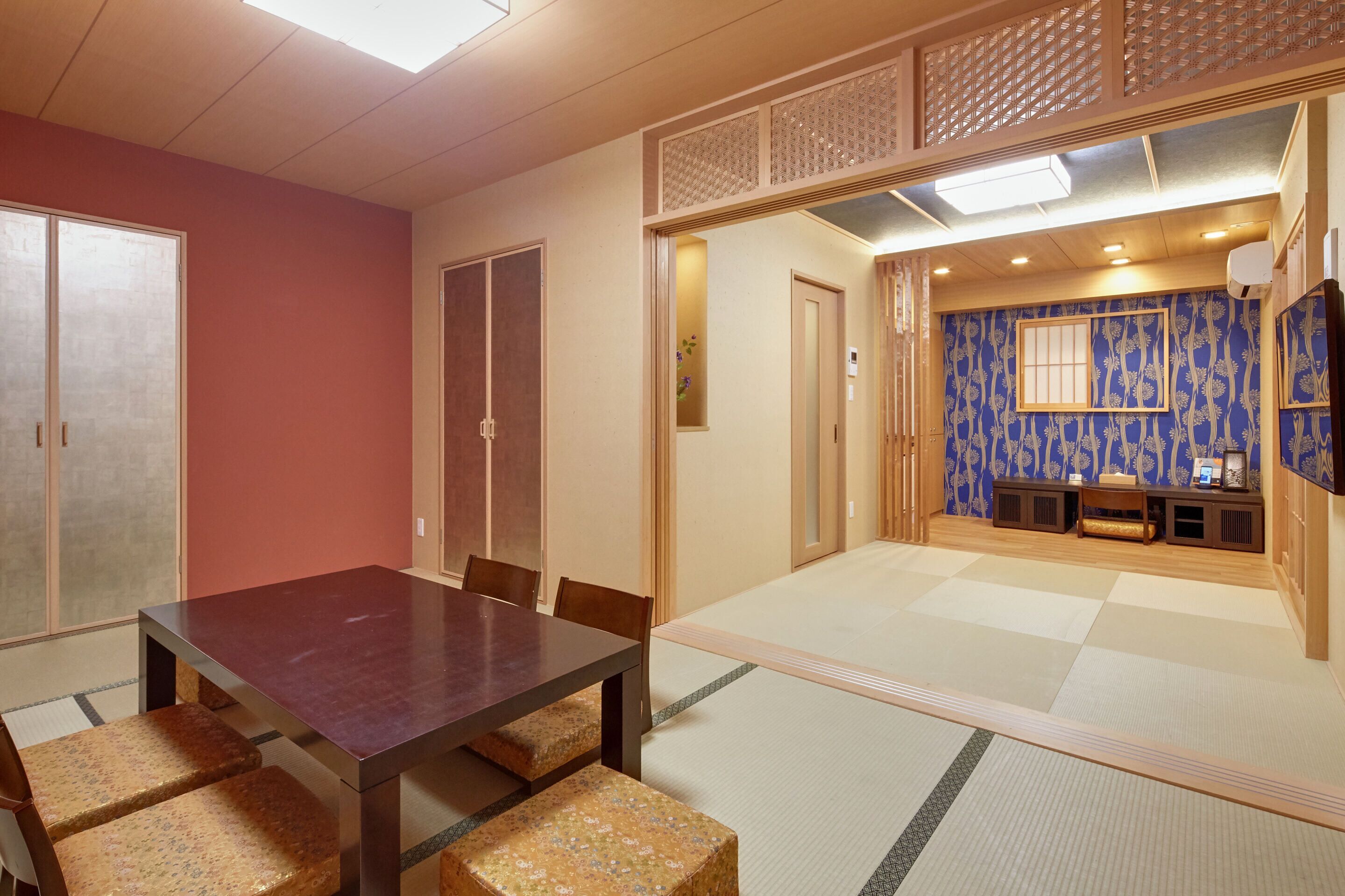 Ein traditioneller japanischer Raum mit Tatami-Böden, einem Holztisch und Stühlen.
