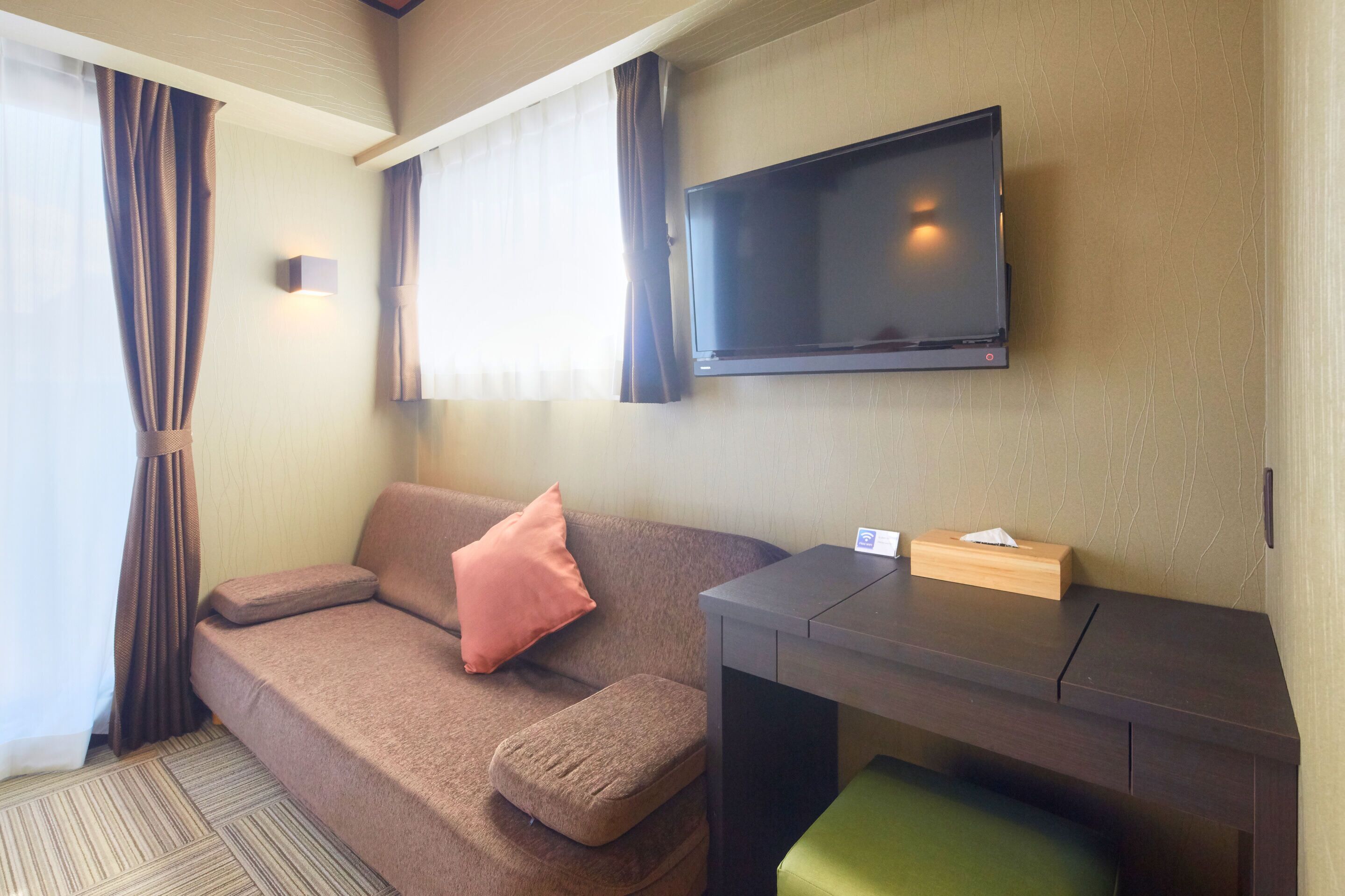 twin room with extra bed | 1 bedroom, in-room safe, desk, free wifi