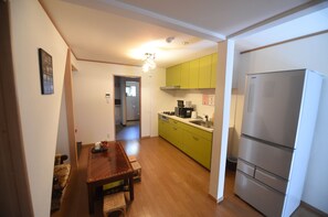 電冰箱、微波爐、烤箱、爐台