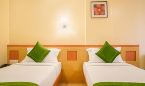 Kamar Standar | Meja kerja, setrika/meja setrika, dan tempat tidur lipat/tambahan