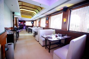 Lunch, serveert diner, brunch, Indische gerechten, uitzicht op de tuin 