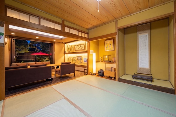 Basic House | Living area | Flat-screen TV