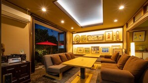 Chăn bông, bàn ủi/dụng cụ ủi quần áo 