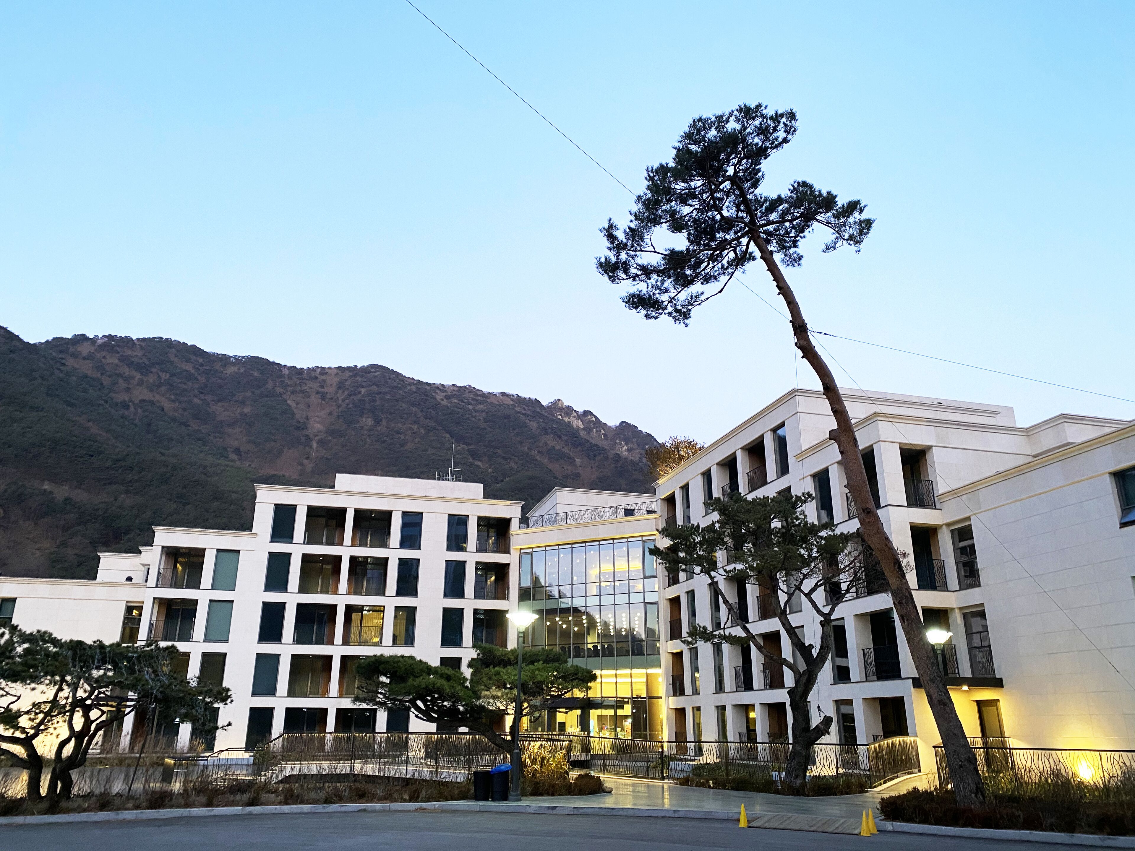 Overnatningsstedets facade – aften/nat