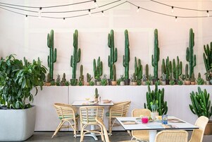 3 restaurants; lunch and dinner served