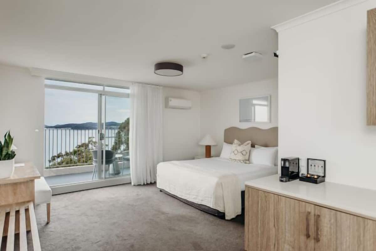 1 bedroom, desk, laptop workspace, free WiFi