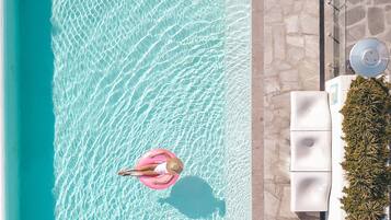 Utomhuspool, öppet 06.30 till 21.00, parasoller och solstolar