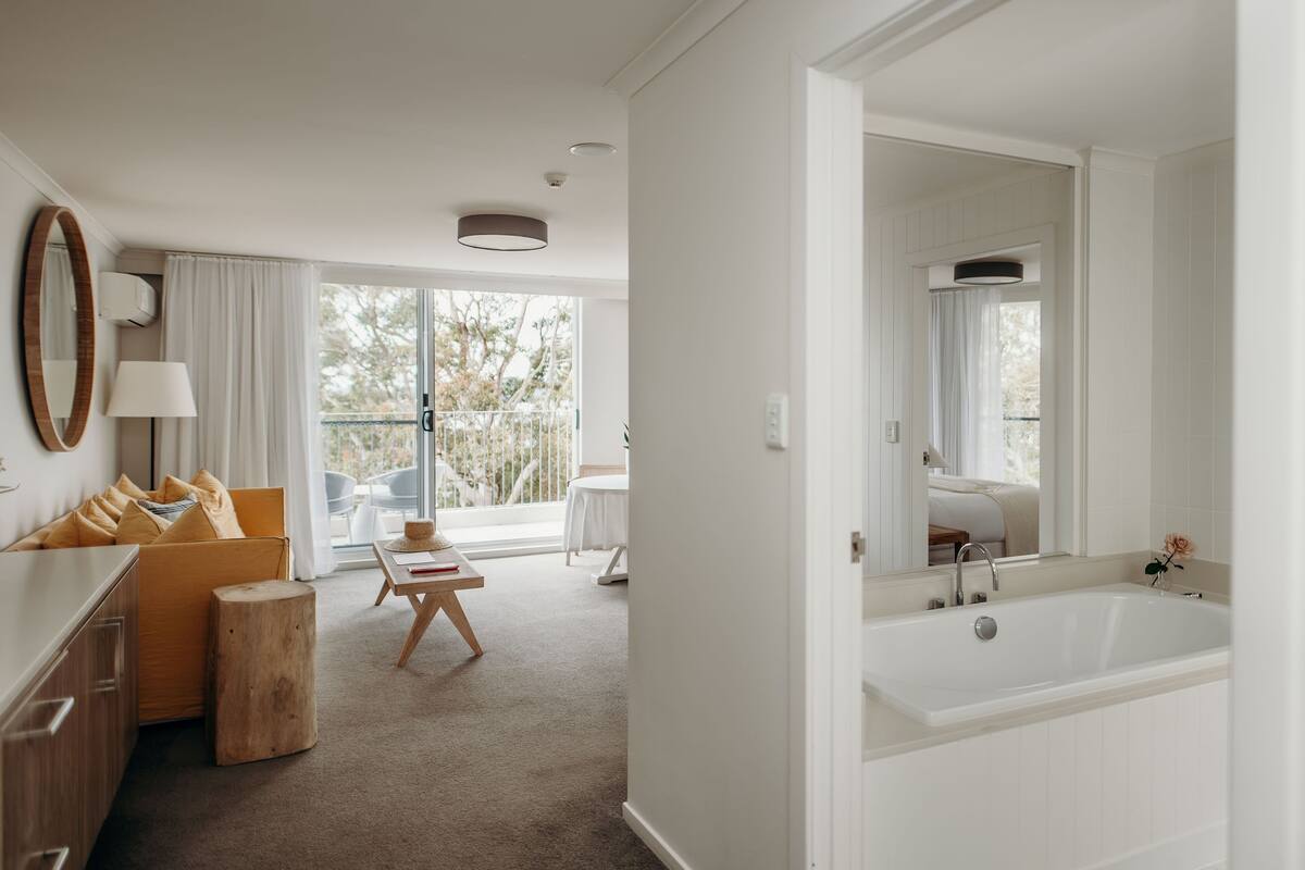 luxury suite, bathtub | 1 bedroom, desk, laptop workspace, free wifi