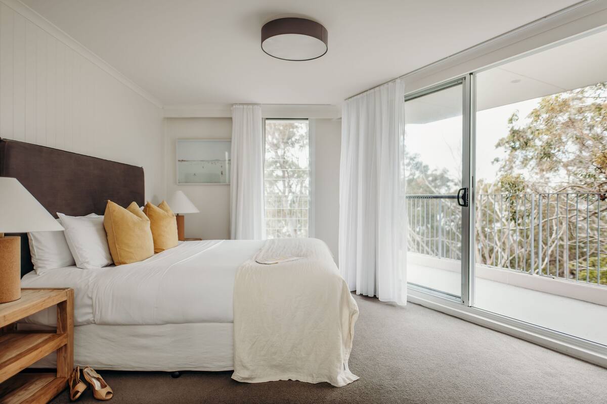 luxury suite, bathtub | 1 bedroom, desk, laptop workspace, free wifi