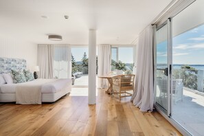 Classic Penthouse, Bathtub, Bay View | Desk, laptop workspace, free WiFi, bed sheets