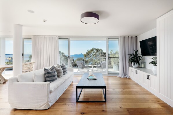 클래식 펜트하우스, 욕조, 베이 전망 | 거실 공간 | 스마트 TV