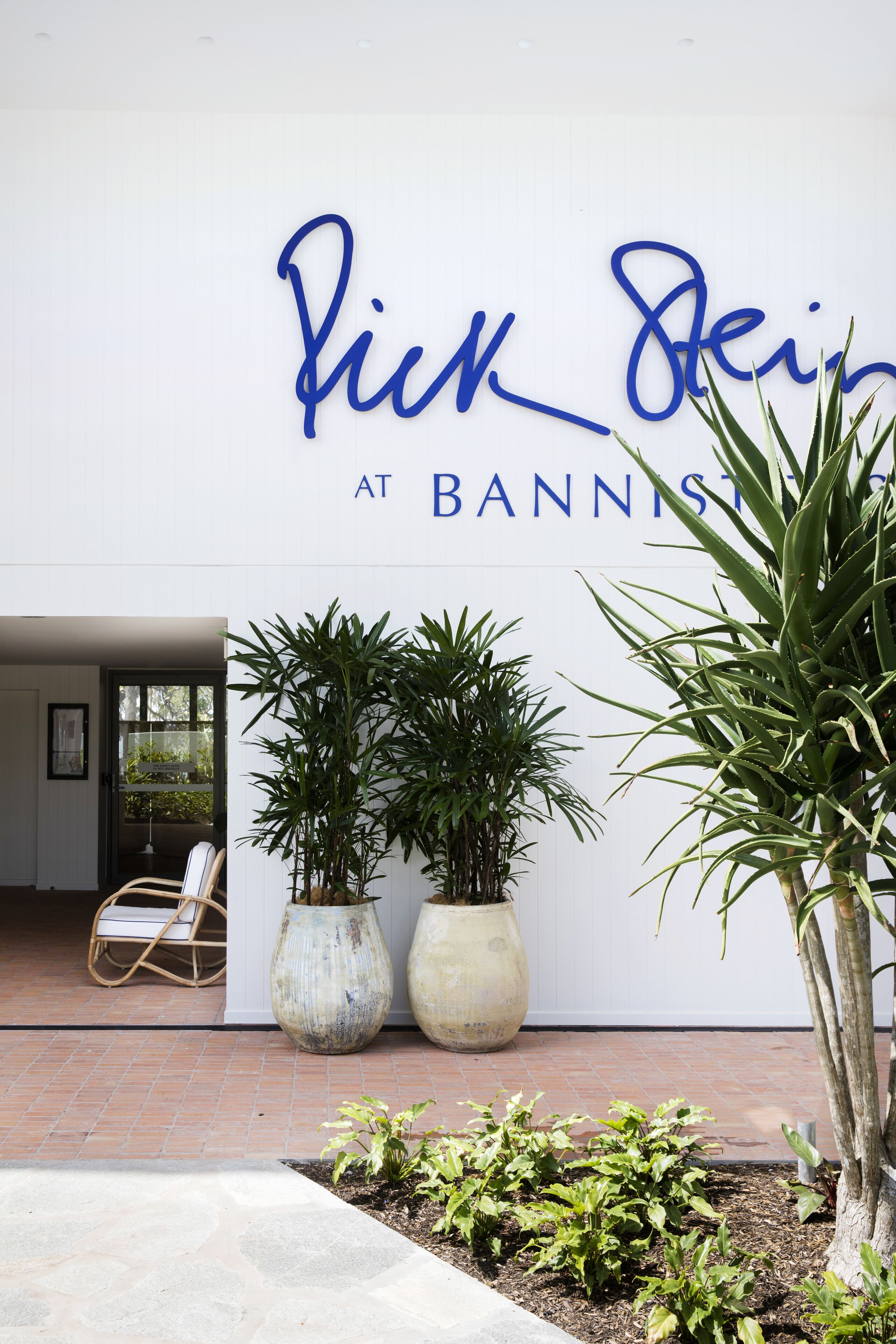 3 restaurants, lunch served