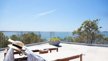 Ático clásico, bañera, vistas a la bahía | Escritorio, espacio para trabajar con un portátil, wifi gratis