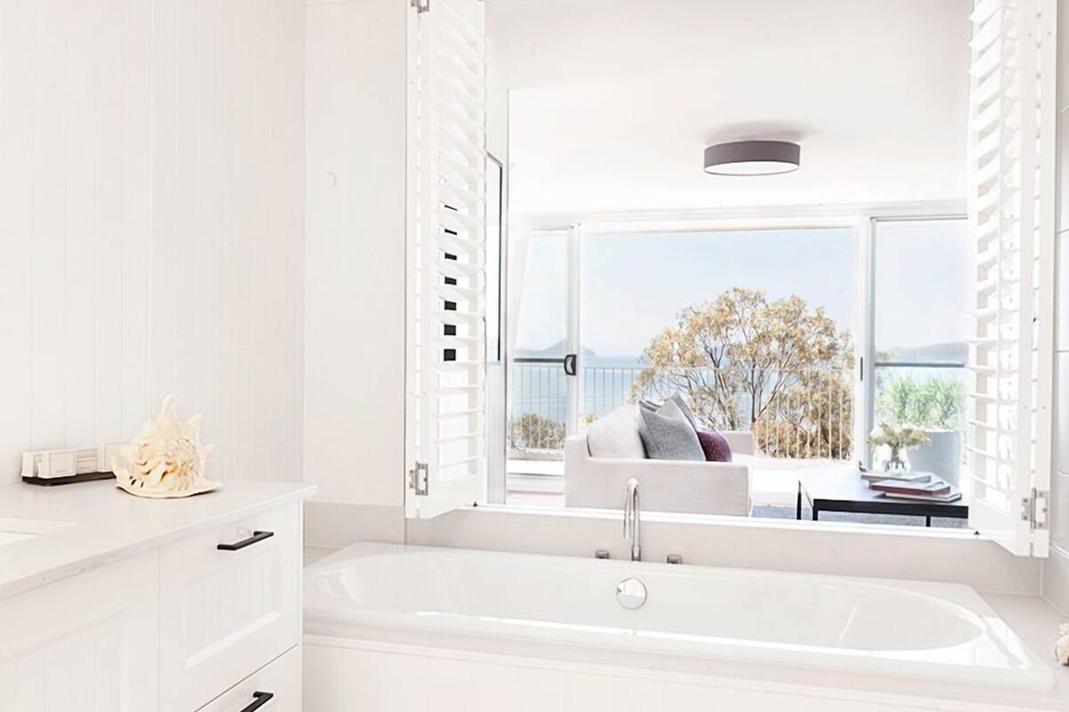 classic penthouse, bathtub, bay view | bathroom | designer toiletries, hair dryer, bathrobes, towels