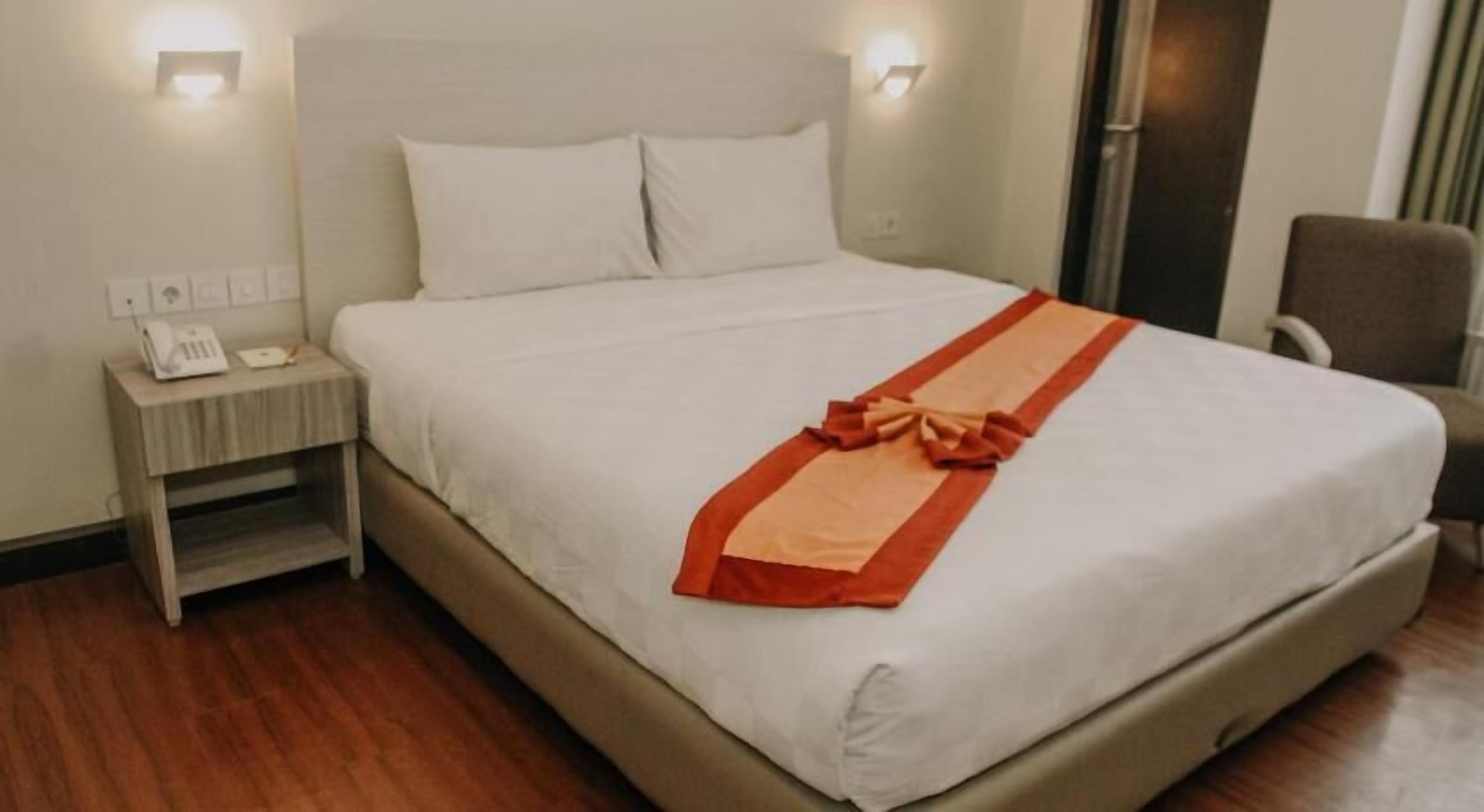 Desk, free WiFi, bed sheets