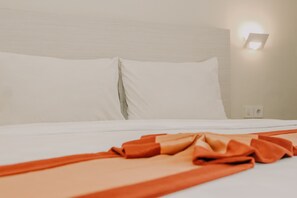 Desk, free WiFi, bed sheets - Grand Q Hotel Gorontalo (Gorontalo)