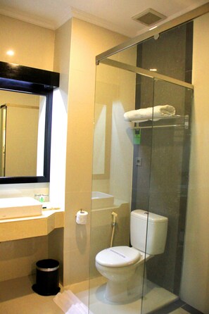 Bathroom shower - Grand Q Hotel Gorontalo (Gorontalo)