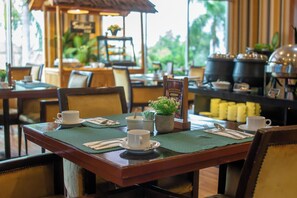 Frühstück, Mittagessen, Abendessen, lokale und internationale Küche 