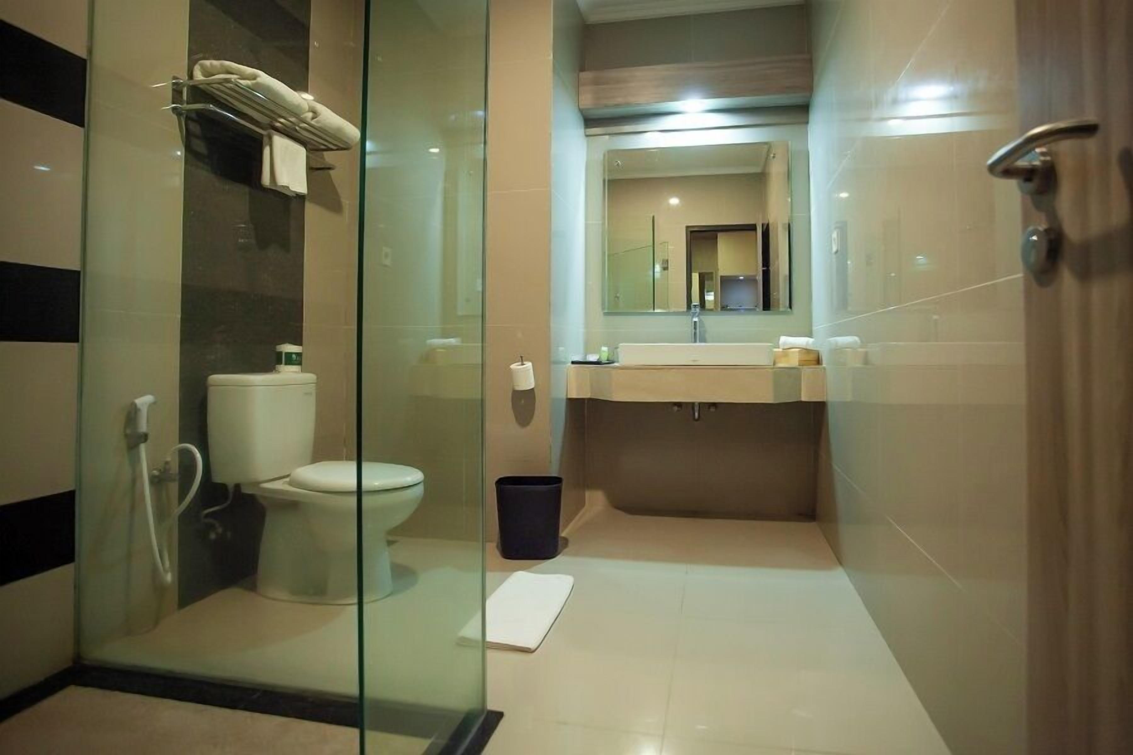 디럭스 더블룸 | 욕실 | 샤워 시설, 무료 세면용품, 타월