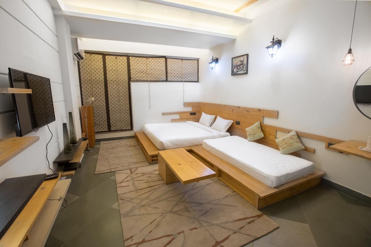 Habitación Club | Minibar, escritorio, tabla de planchar con plancha y wifi gratis