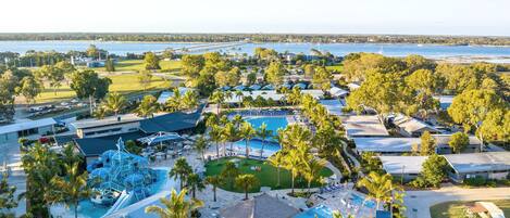 2 piscinas al aire libre, camas de piscina gratis, sombrillas