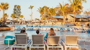 2 piscines extérieures, cabanons gratuits, parasols de plage