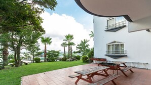 BBQ/picnic Area - Bigssum Guest House - Hostel (Seogwipo)