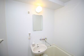 Apartment, Non Smoking | Bathroom | Separate tub and shower, free toiletries, hair dryer - Partel Yuhigaoka (Osaka)