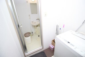Appartement, non-fumeur | Salle de bain | Baignoire et douche séparées, articles de toilette (gratuits)