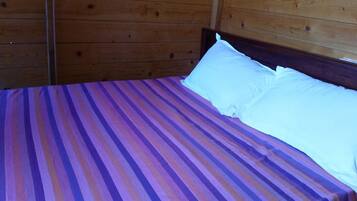 Escritorio, wifi gratis, ropa de cama