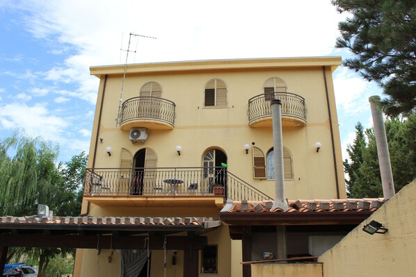 Vista frontal de la propiedad