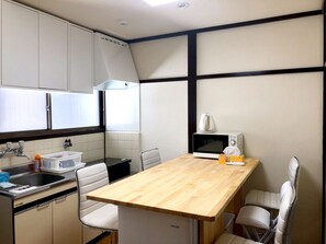 Maison (Hasu) | Restauration dans la chambre