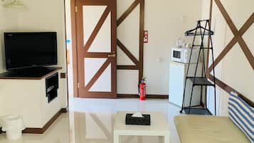 Basic Twin Room, 2 Single Beds, Non Smoking, Private Bathroom