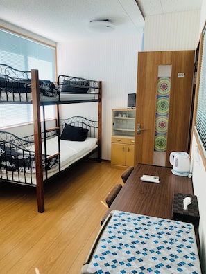 Economy-Vierbettzimmer, Nichtraucher, Gemeinschaftsbad