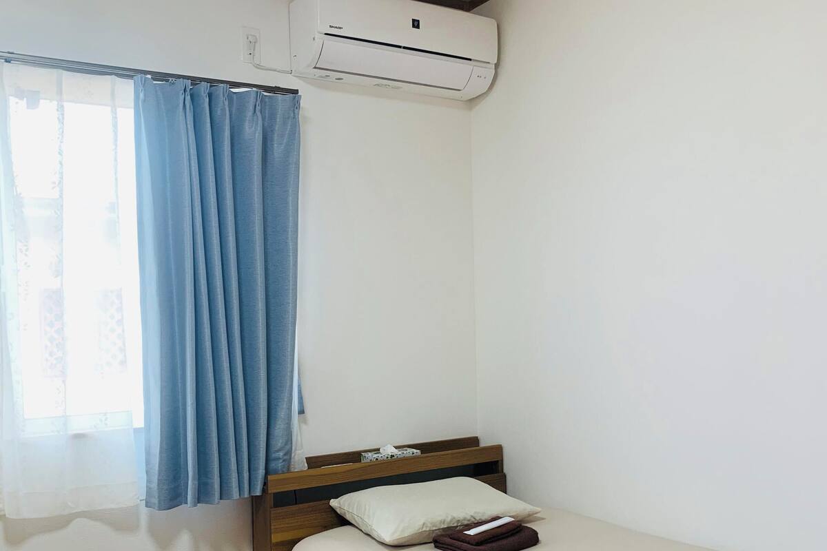 WiFi (free), bed sheets