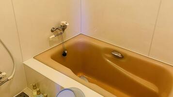 Økonomi-dobbeltrom | Bad | Kombinert dusj/badekar, toalettartikler (inkludert), hårføner og tøfler