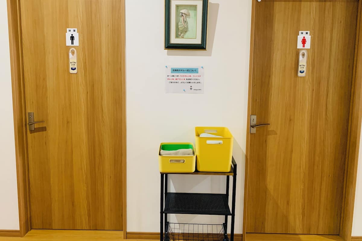 Combined shower/tub, free toiletries, hair dryer, slippers