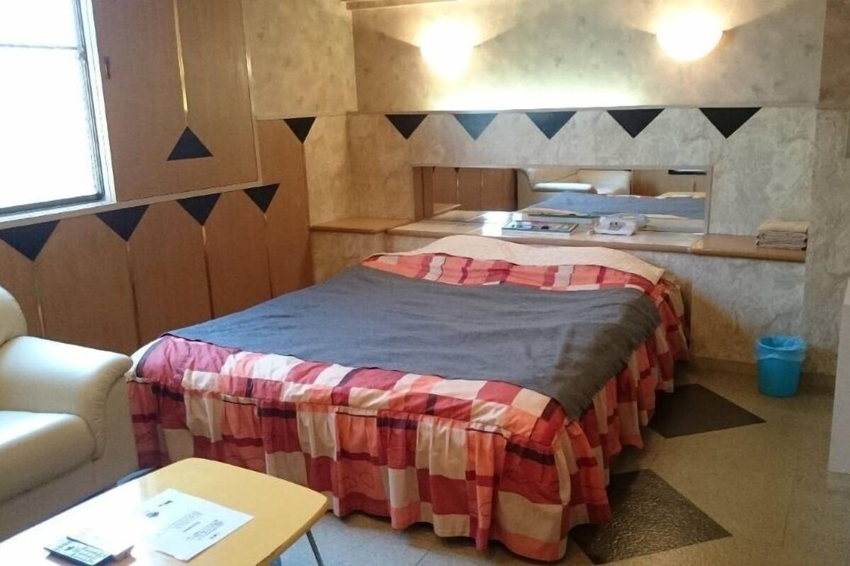 WiFi (free), bed sheets