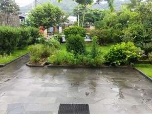 Um jardim com um caminho de pedra que leva a um edifício.