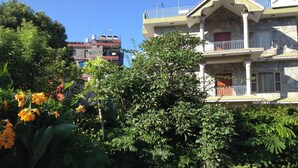 Un hotel con fachada de piedra, balcones y un letrero que dice "Hotel River Park".
